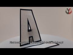 পোশাকের জন্য বোনা ফ্যাব্রিক প্রিন্টেড ম্যাট সিলিকন লোগো প্যাচ সাদা