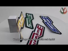 কেন TPU এমবসড টু কালার হিট ট্রান্সফার পোশাকের লেবেল বেছে নেবেন, যেখানে লোগোটি উঁচু করা আছে দেখুন