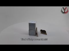 একটি ঘনিষ্ঠ চেহারা: গোলাকার CK 3D সিলিকন লোগো জামাকাপড়ে একরঙা চকচকে উত্থিত