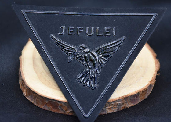 3D TPU লোগো কাস্টম এমবসড লেবেল ব্র্যান্ড নাম কাপড়ের জন্য ফ্যাব্রিক ব্যাজ