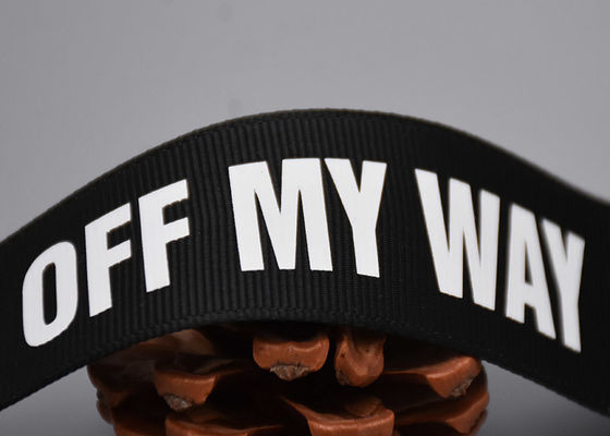 পোশাক কাস্টম 20mm কালো পলিয়েস্টার ওয়েবিং সাদা লোগো স্ক্রীন প্রিন্টেড লেবেল